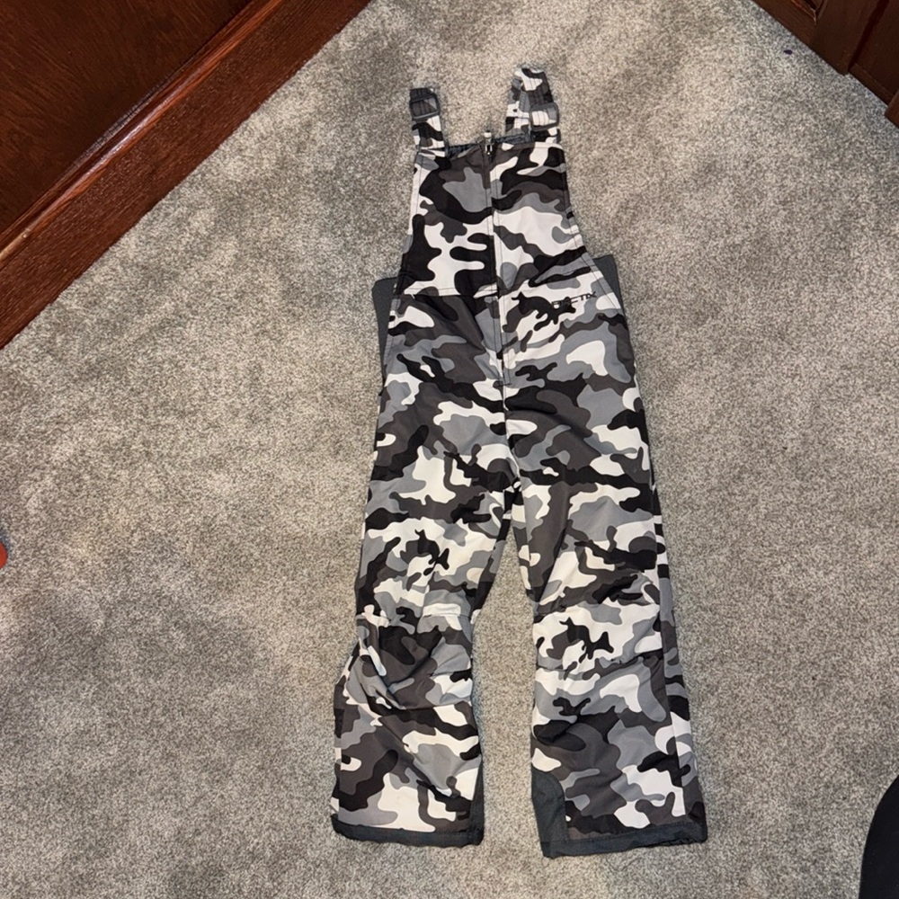 Camo snowbibs. Adjustable shoulder straps.